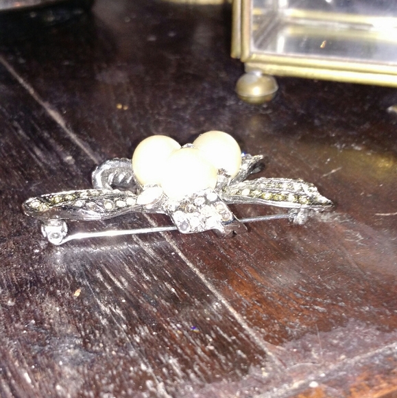 Classic Rhinestone Pearl Pin - Picture 4 of 6